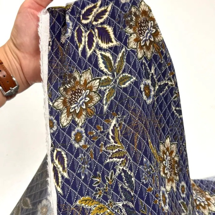 Tissu viscose floral vintage quadrillé sur fond bleu nuit