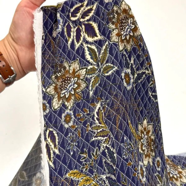 Tissu viscose floral vintage quadrillé sur fond bleu nuit Tissu viscose floral vintage quadrillé sur fond bleu nuit