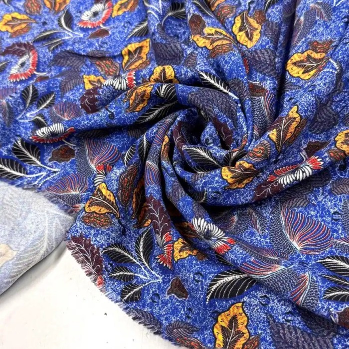 Tissu viscose feuillage ethnique sur fond bleu cobalt