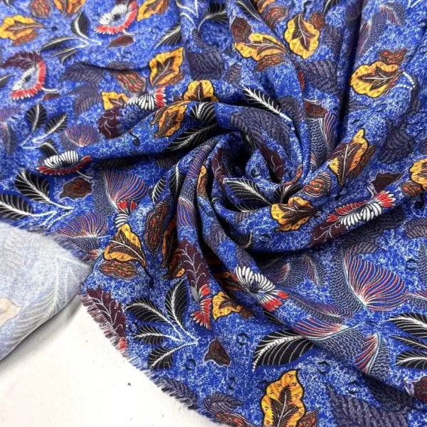 Tissu viscose feuillage ethnique sur fond bleu cobalt Tissu viscose feuillage ethnique sur fond bleu cobalt