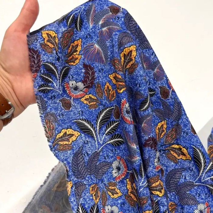 Tissu viscose feuillage ethnique sur fond bleu cobalt