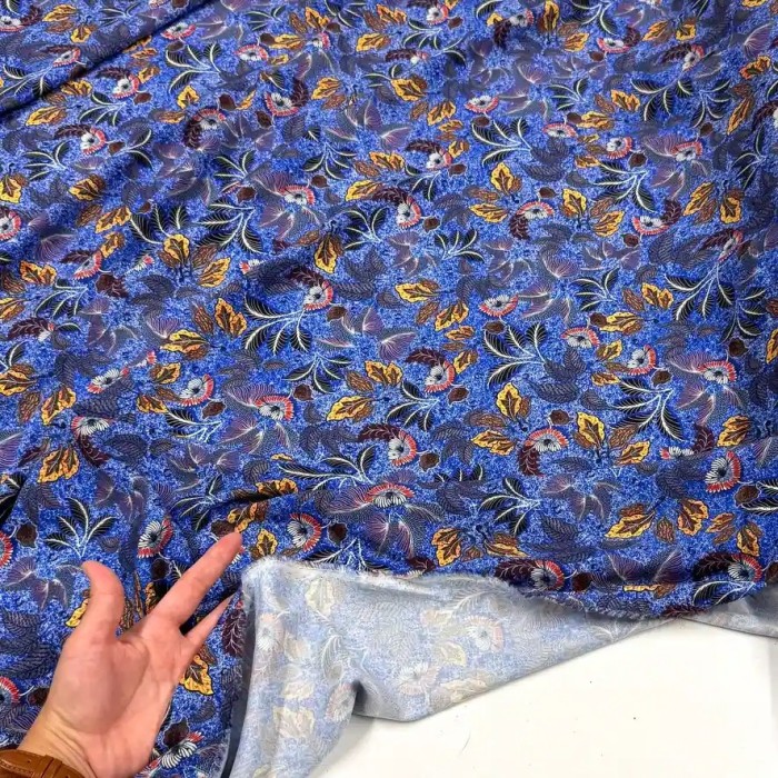 Tissu viscose feuillage ethnique sur fond bleu cobalt