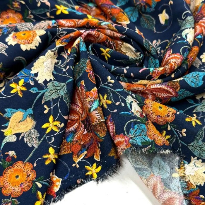Tissu coton viscose floral bohème multicolore sur bleu nuit