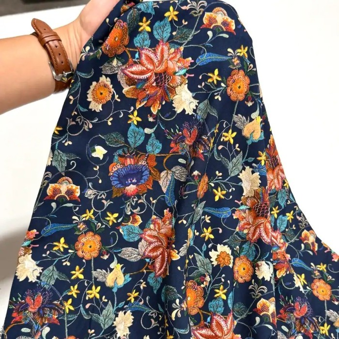 Tissu coton viscose floral bohème multicolore sur bleu nuit