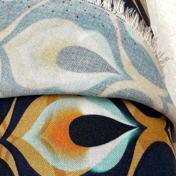 Tissu viscose plume de paon ocre bleu marine foncé