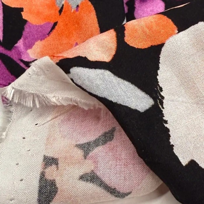 Tissu viscose floral aquarelle multicolore sur fond noir