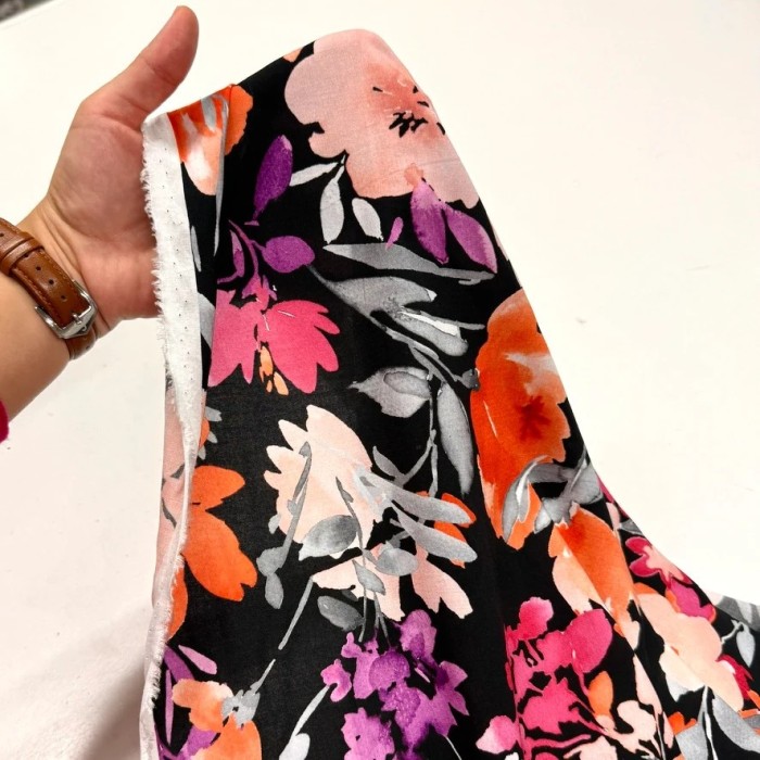 Tissu viscose floral aquarelle multicolore sur fond noir