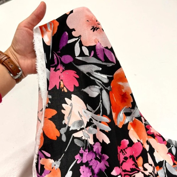 Tissu viscose floral aquarelle multicolore sur fond noir Tissu viscose floral aquarelle multicolore sur fond noir