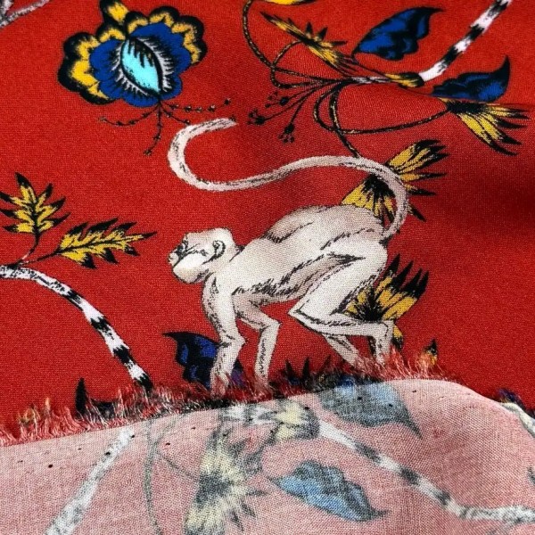 Tissu viscose singes et fleurs exotiques sur fond rouge Tissu viscose singes et fleurs exotiques sur fond rouge