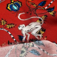 Tissu viscose singes et fleurs exotiques sur fond rouge