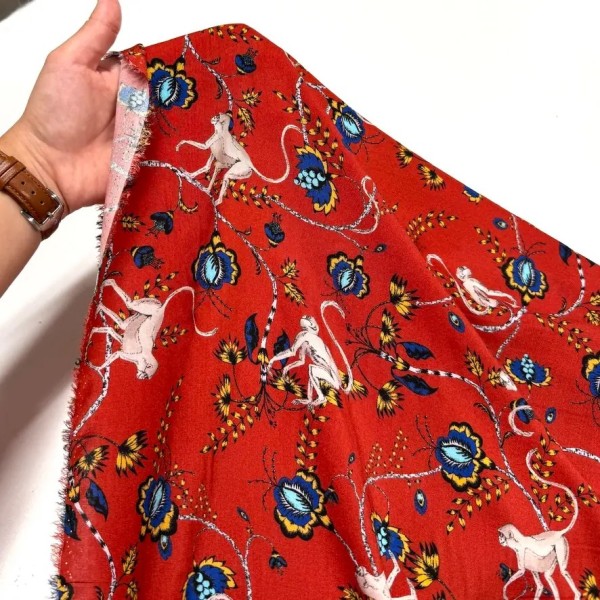 Tissu viscose singes et fleurs exotiques sur fond rouge Tissu viscose singes et fleurs exotiques sur fond rouge