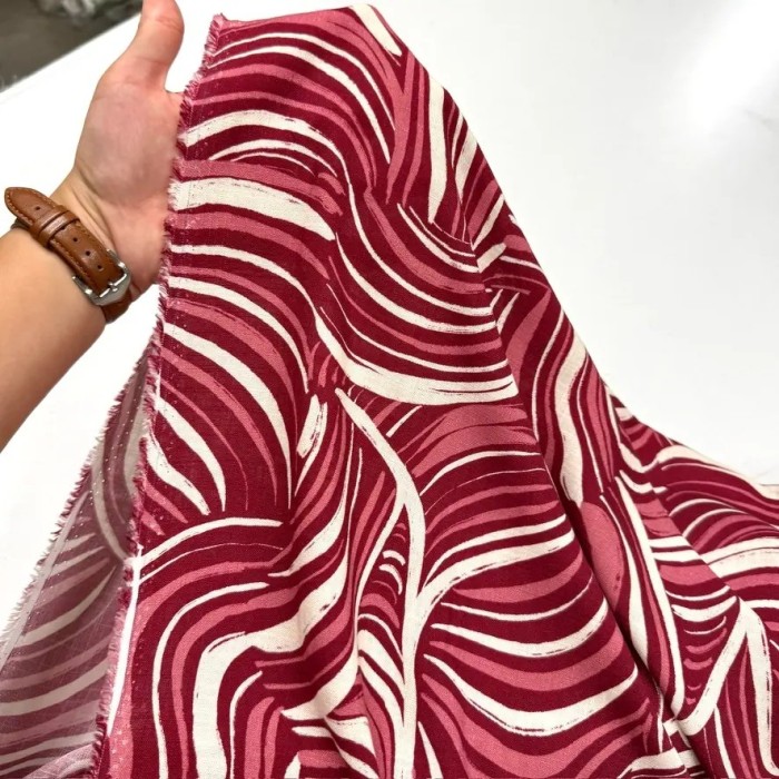 Tissu coton viscose tourbillon rouge rose blanc
