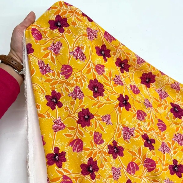 Tissu coton viscose floral fuchsia sur fond jaune Tissu coton viscose floral fuchsia sur fond jaune