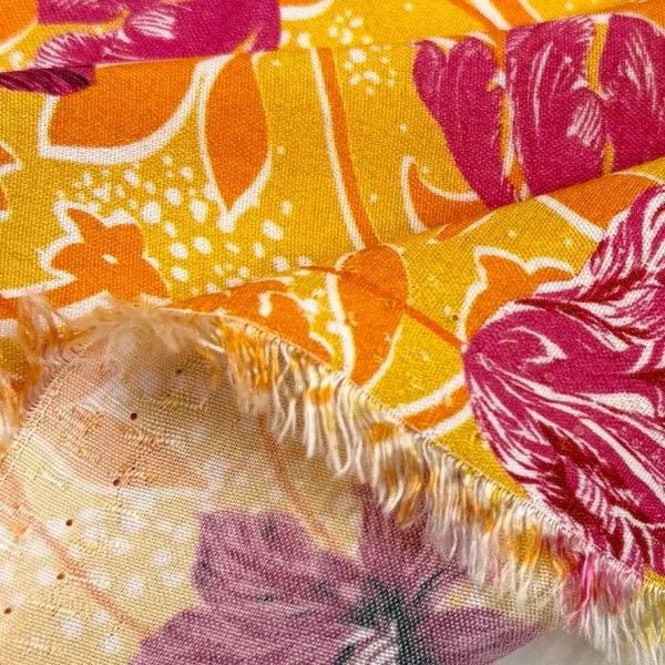 Tissu coton viscose floral fuchsia sur fond jaune Tissu coton viscose floral fuchsia sur fond jaune