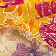 Tissu coton viscose floral fuchsia sur fond jaune
