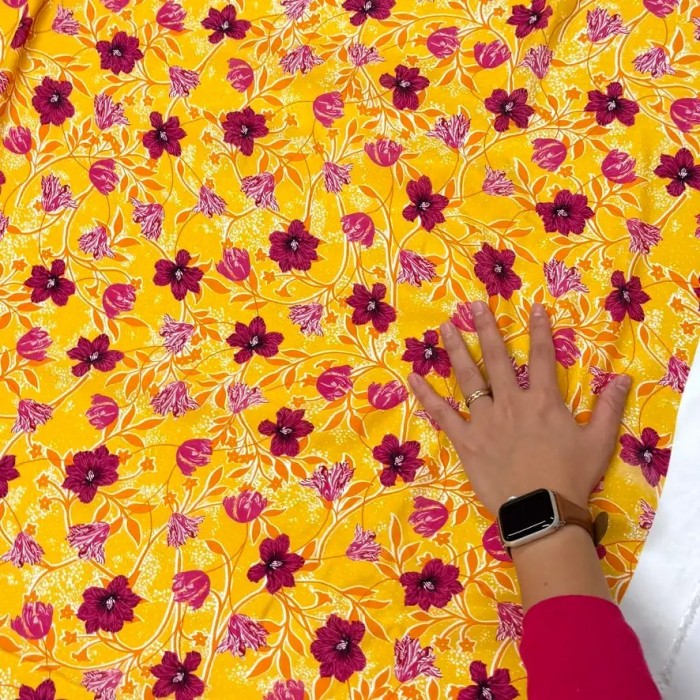 Tissu coton viscose floral fuchsia sur fond jaune