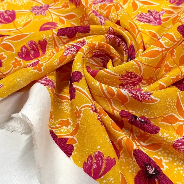 Tissu coton viscose floral fuchsia sur fond jaune