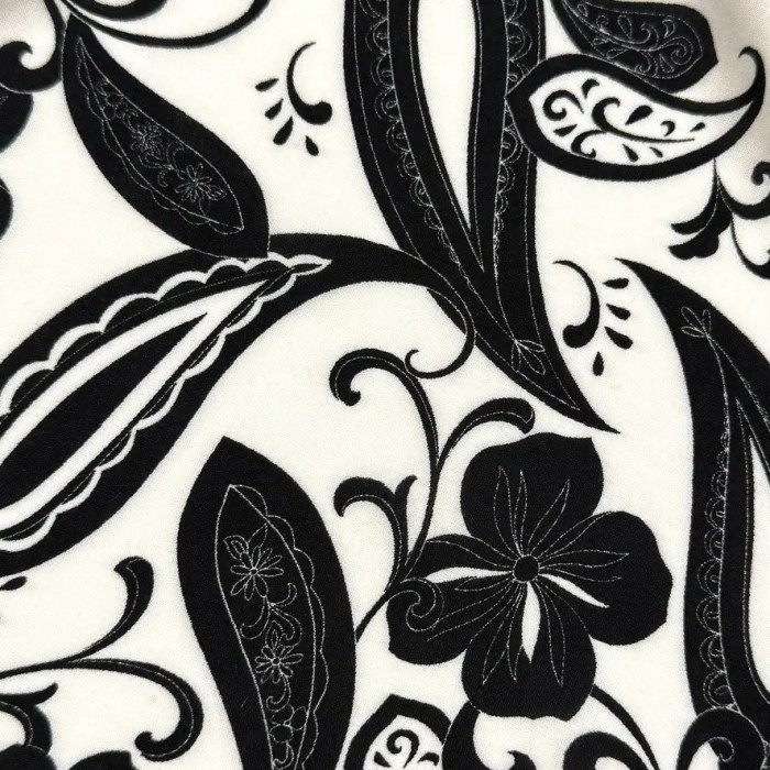 Tissu viscose paisley fleuri contrasté noir et blanc cassé
