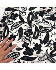 Tissu viscose paisley fleuri contrasté noir et blanc cassé