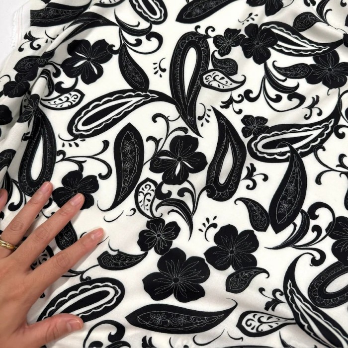 Tissu viscose paisley fleuri contrasté noir et blanc cassé