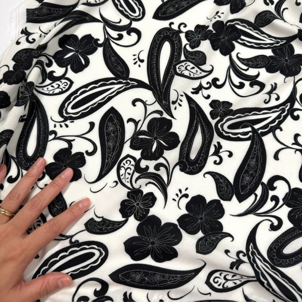 Tissu viscose paisley fleuri contrasté noir et blanc cassé Tissu viscose paisley fleuri contrasté noir et blanc cassé