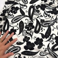 Tissu viscose paisley fleuri contrasté noir et blanc cassé