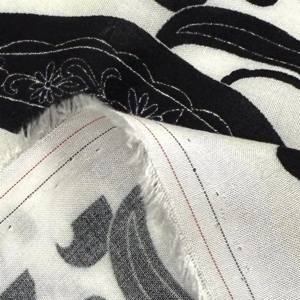 Tissu viscose paisley fleuri contrasté noir et blanc cassé Tissu viscose paisley fleuri contrasté noir et blanc cassé