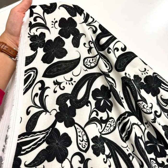 Tissu viscose paisley fleuri contrasté noir et blanc cassé