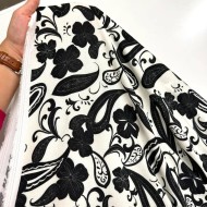 Tissu viscose paisley fleuri contrasté noir et blanc cassé