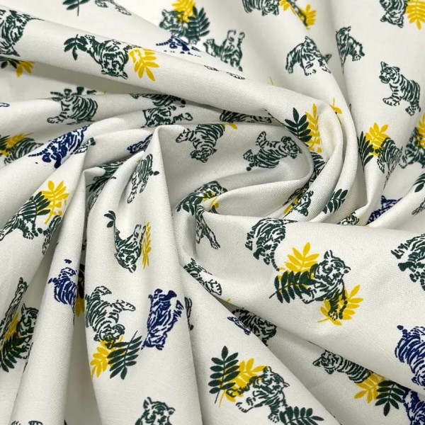 Tissu coton élasthanne tigres et feuillage sur fond blanc Tissu coton élasthanne tigres et feuillage sur fond blanc