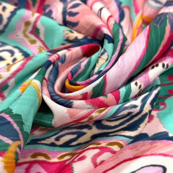 Tissu viscose paisley multicolore à bordure ethnique vert Tissu viscose paisley multicolore à bordure ethnique vert