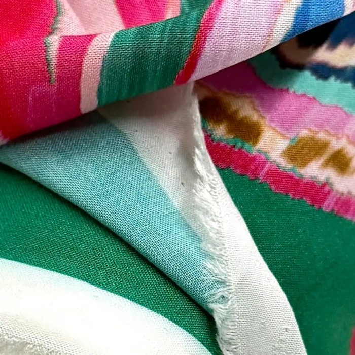 Tissu viscose paisley multicolore à bordure ethnique vert