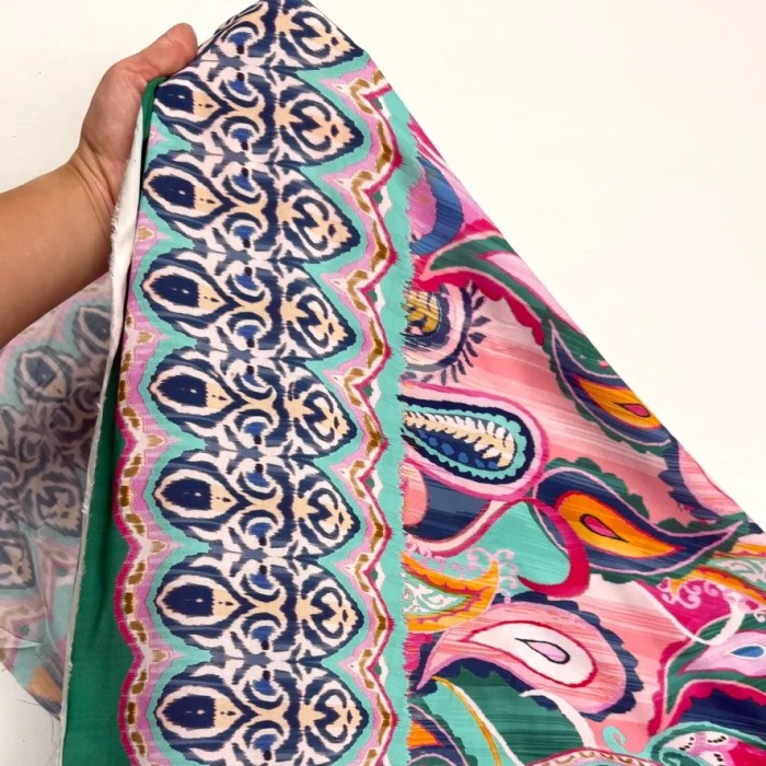 Tissu viscose paisley multicolore à bordure ethnique vert