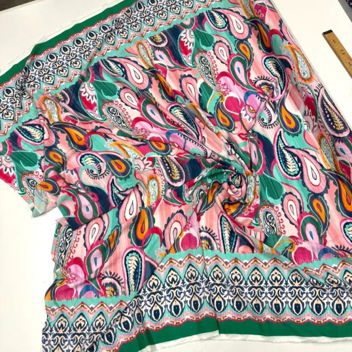 Tissu viscose paisley multicolore à bordure ethnique vert