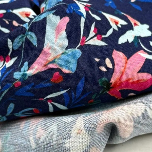 Tissu viscose fleurs d’ipomée multicolores sur bleu nuit Tissu viscose fleurs d’ipomée multicolores sur bleu nuit