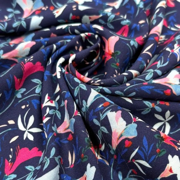 Tissu viscose fleurs d’ipomée multicolores sur bleu nuit Tissu viscose fleurs d’ipomée multicolores sur bleu nuit