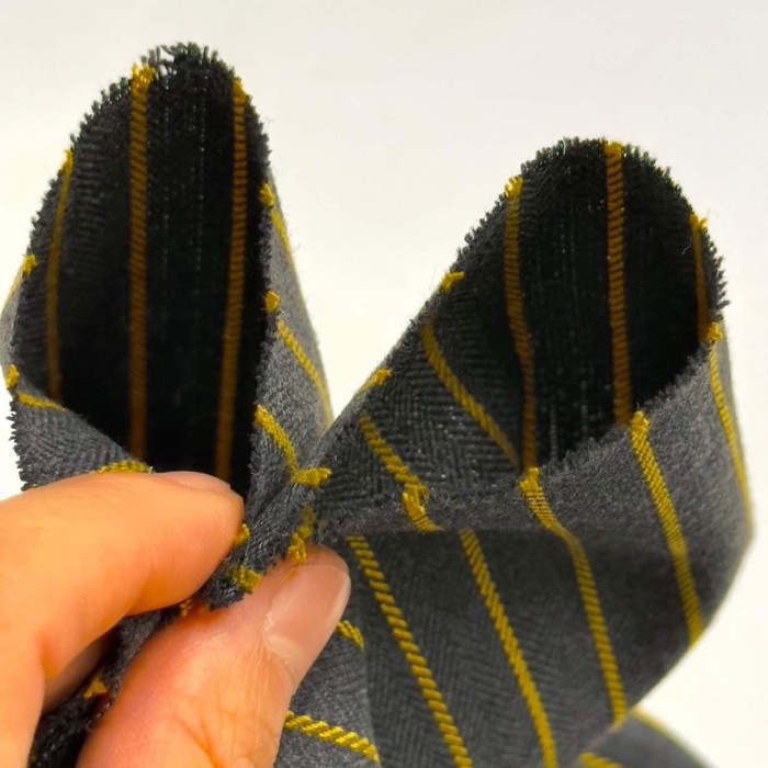 Tissu polyester aspect laine à rayures jaunes sur gris foncé