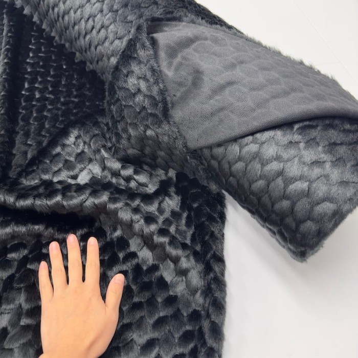 Tissu fausse fourrure acrylique polyester relief écaille noir