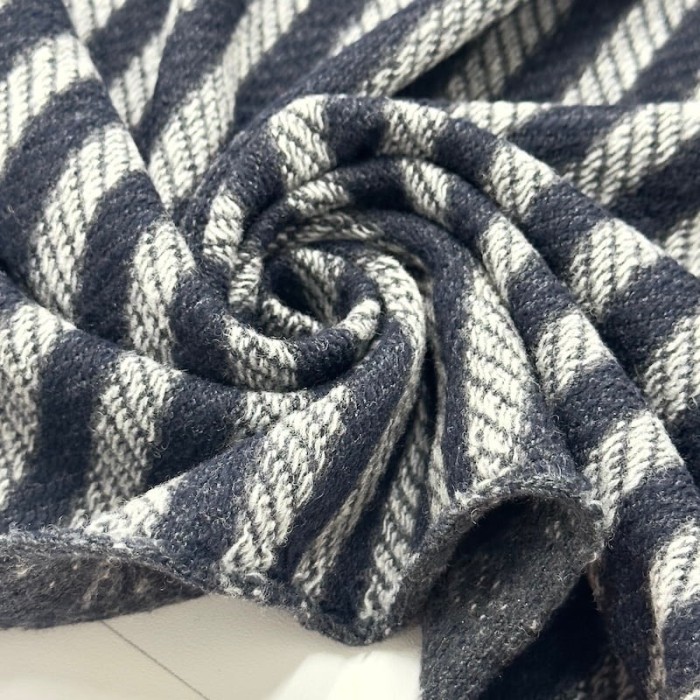 Tissu laine polyester maille épaisse à rayures marine foncé gris clair