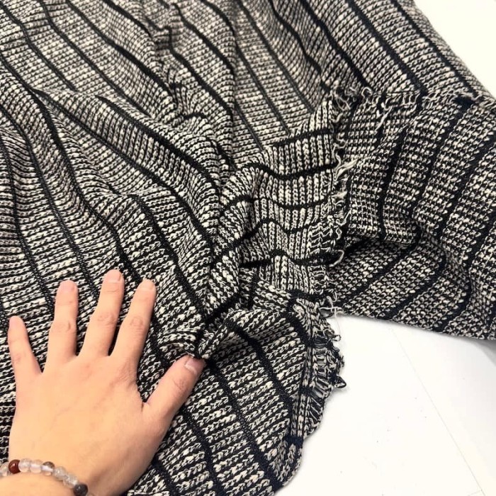 Tissu maille coton polyester effet crochet noir et blanc