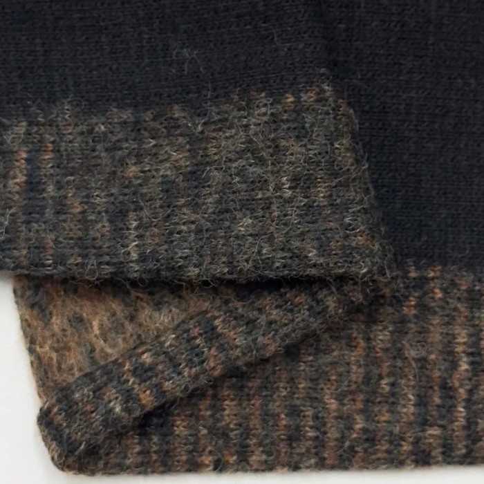 Tissu panneau laine polyester 130×160 à bordures décor taupe sur noir Tissu panneau laine polyester 130×160 à bordures décor taupe sur noir