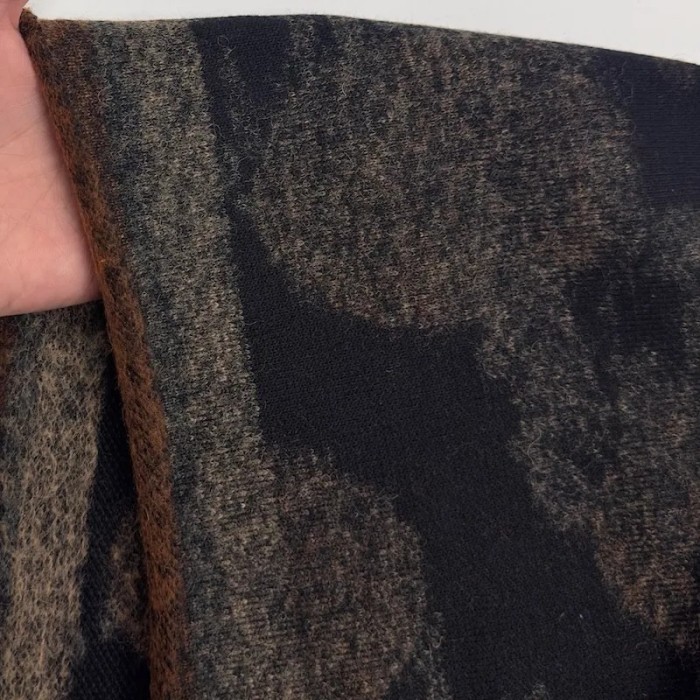 Tissu panneau laine polyester 130×160 à bordures décor taupe sur noir Tissu panneau laine polyester 130×160 à bordures décor taupe sur noir