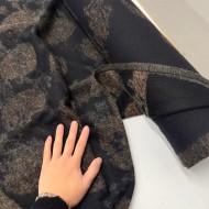Tissu panneau laine polyester 130×160 à bordures décor taupe sur noir Tissu panneau laine polyester 130×160 à bordures décor taupe sur noir
