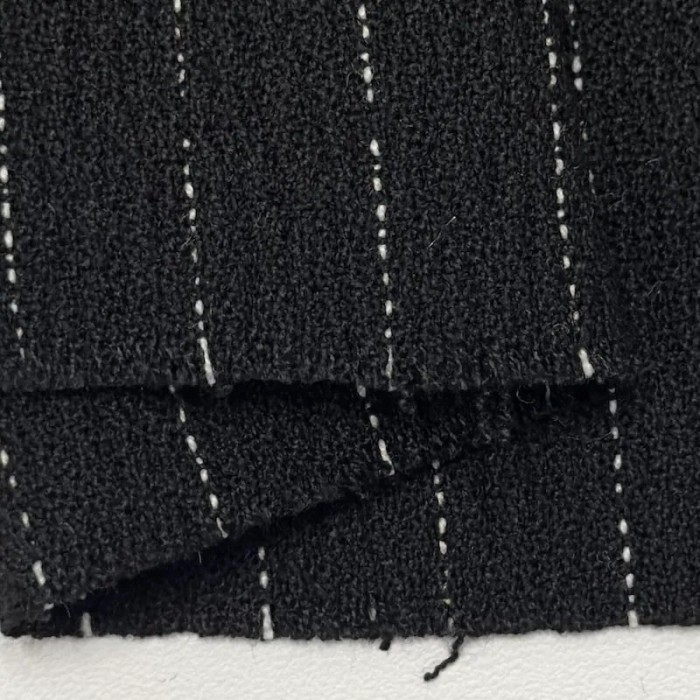 Tissu crêpe polyester viscose noir à fines rayures blanches