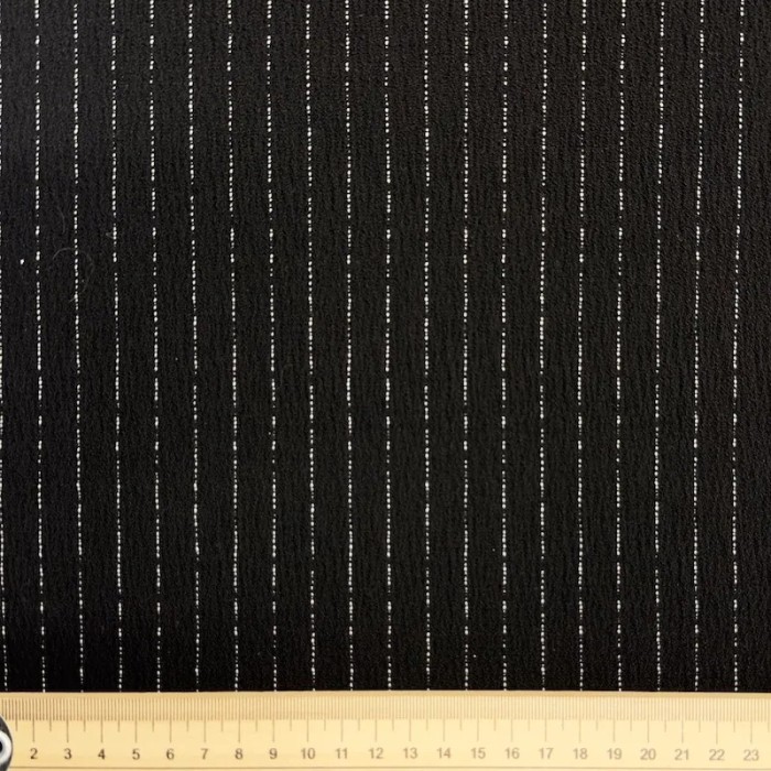 Tissu crêpe polyester viscose noir à fines rayures blanches