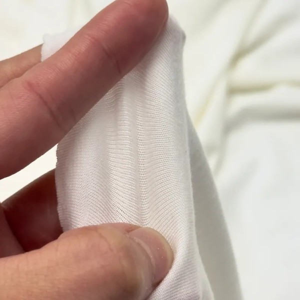 Tissu jersey viscose fin uni blanc cassé Tissu jersey viscose fin uni blanc cassé