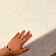 Tissu damassé pour nappe polyester crème – Déperlant