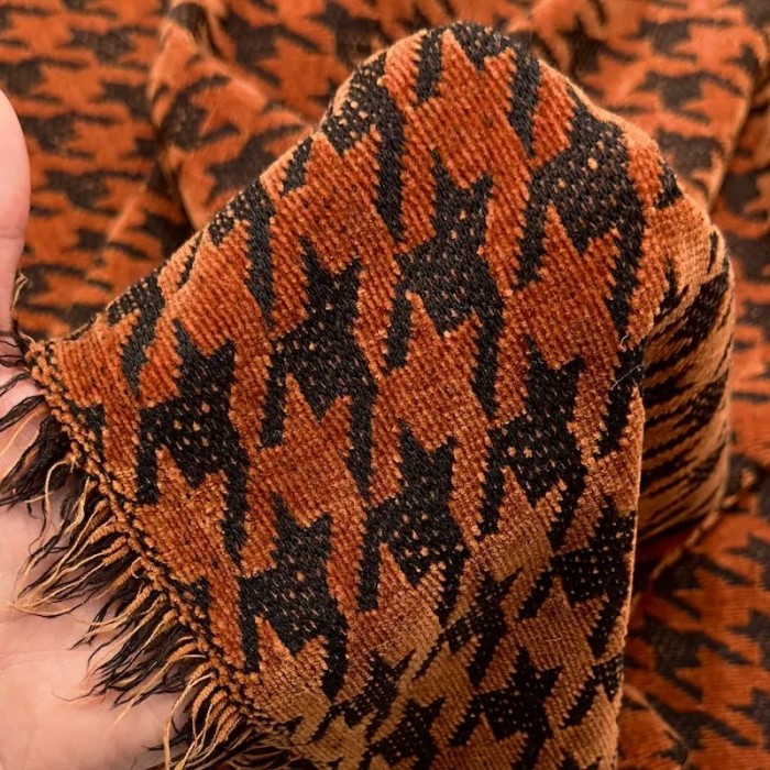 Tissu velours chenille polyester pied-de-poule brique noir