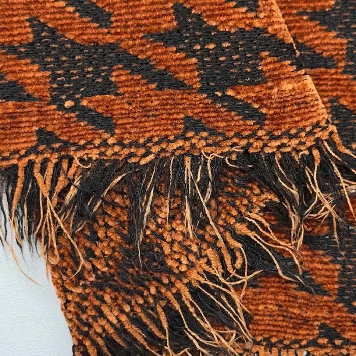 Tissu velours chenille polyester pied-de-poule brique noir