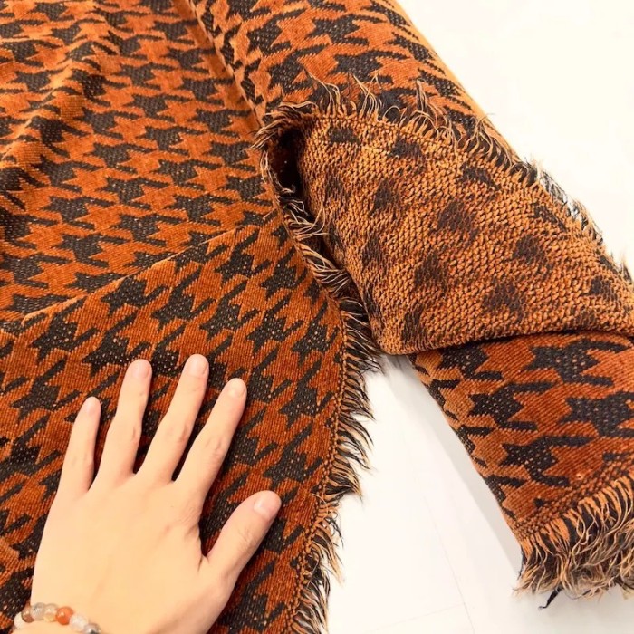 Tissu velours chenille polyester pied-de-poule brique noir